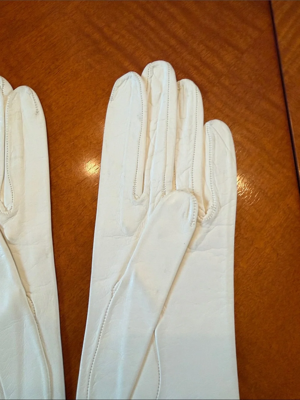 VintageClassic Women’s Cream Leather Gloves with Bow Accent small